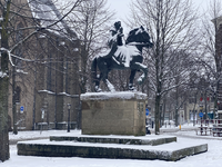 900638 Afbeelding van het beeld van Sint Willibrord te paard op het Janskerkhof te Utrecht, tijdens winterse omstandigheden.